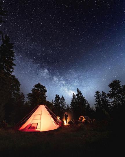 綿延到法國的阿爾卑斯山，夜晚露營時看著漫夜星空...