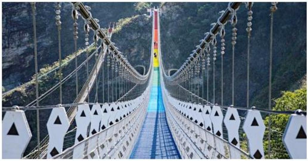 台灣超美彩色吊橋......