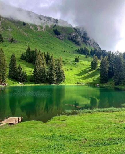 清澈的瑞士湖泊，在遠方一望實在迷人至極...