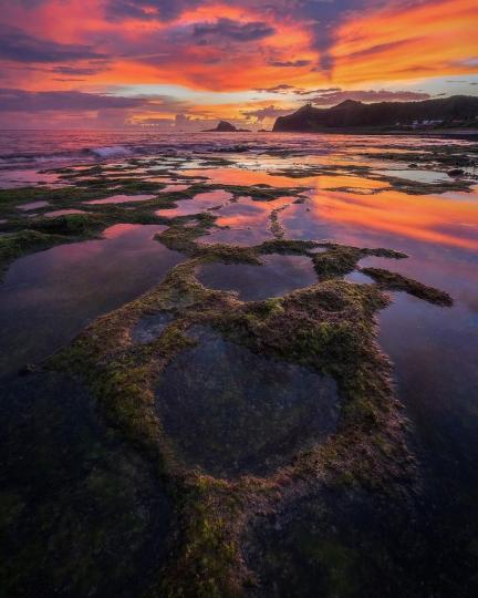 大自然奇岩「綠島三峰岩」，在日出時分搭配著火燒雲的色彩...