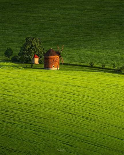 走訪捷克摩拉維亞地區的草原，可愛的翠綠草坪和童話小屋...
