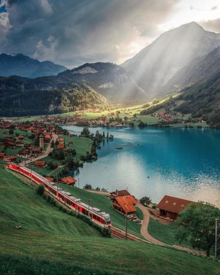 日光打下，瑞士龍疆那優雅的山景小鎮被打亮到超唯美...