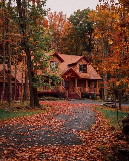 美國小鎮裡的寧靜小屋，旁邊有著燦爛而耀眼的繽紛樹景...