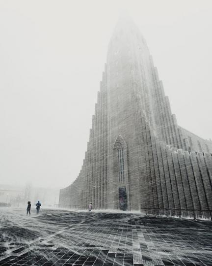 外觀如被壯觀岩壁的冰島教堂...