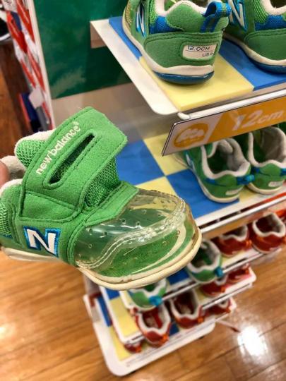 日本賣場裡出現透明的小球鞋...