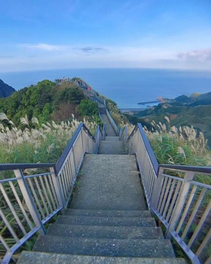 湛藍加上綠意的大自然沿海步道，漸層海景超迷人...