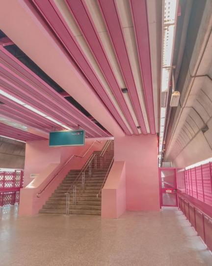 草莓色的粉紅地鐵站真的存在...