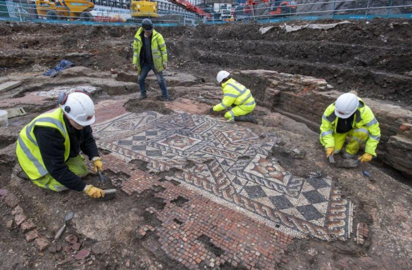 考古學家在英國倫敦挖出整塊精緻的馬賽克地磚...