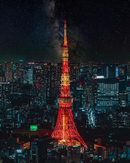 夜晚的東京鐵塔在星空下發亮...