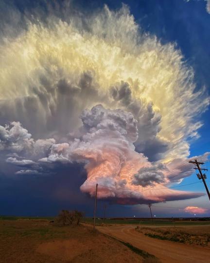 她用iPhone拍到「超壯觀風暴雲」震撼全球...