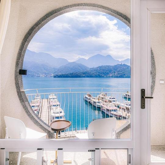 超級唯美的面湖飯店，巨大圓弧陽台框住水藍湖景...