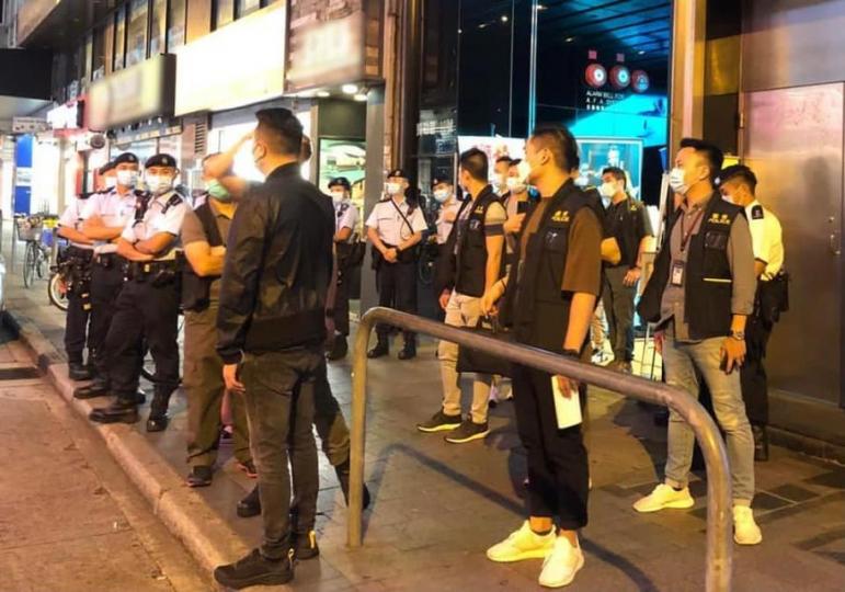 【同心抗疫 • 處所巡查 • 絕不鬆懈】
(10月25日) 晚上,警方突擊巡查油尖區內各類娛樂場所及酒牌處所等,並採取嚴厲執法行動,以提醒處所經營者、從業員及市民繼續遵從防疫規例。行動中,警方發現金巴... 【同心抗疫 • 處所巡查 • 絕不鬆懈】
(10月25日) 晚上,警方突擊巡查油尖區內各類娛樂場所及酒牌處所等,並採取嚴厲執法行動,以提醒處所經營者、從業員及市民繼續遵從防疫規例。行動中,警方發現金巴...