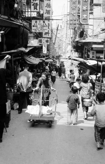 1950年代的一條香港街道...