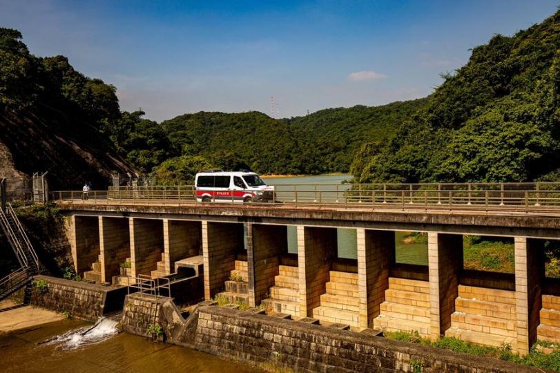 【 警車誌系列 • 巡邏良伴 Benz Sprinter 519 】
除總區衝鋒隊之外,Benz Sprinter 519 亦於各警區作巡邏車之用,穿梭鬧市與郊區,協助警務人員提供全天候的緊急服務。... 【 警車誌系列 • 巡邏良伴 Benz Sprinter 519 】
除總區衝鋒隊之外,Benz Sprinter 519 亦於各警區作巡邏車之用,穿梭鬧市與郊區,協助警務人員提供全天候的緊急服務。...