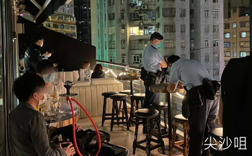 【 同心抗疫 • 聯合巡查各區餐飲業務處所 】
(11月21日),警方聯同食環署人員巡查香港各區餐飲業務處所包括樓上吧,並派發單張,提醒處所經營者、從業員及市民繼續遵從有關公眾地方羣組聚集及佩戴口罩的... 【 同心抗疫 • 聯合巡查各區餐飲業務處所 】
(11月21日),警方聯同食環署人員巡查香港各區餐飲業務處所包括樓上吧,並派發單張,提醒處所經營者、從業員及市民繼續遵從有關公眾地方羣組聚集及佩戴口罩的...