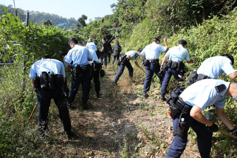 【守護動物 • 切勿使用捕獸器】
（11月23日），有市民於大埔桐梓山路發現一隻唐狗被捕獸器夾着右前腳受傷。
有見及此，今日（11月24日），大埔警區刑偵人員聯同大埔分區軍裝、鄉村巡邏小隊及新界北警察...