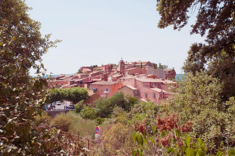 紅土城 Roussillon
紅土城因生產赭石(Ochre)著名，當地房子赭紅色的牆壁是使用赭石來做顏料使用，故外牆都呈現赭紅色。
這種紅不是完全紅色，紅裏帶一點粉紅，也帶一點橙色，加上小城建築的歷史...