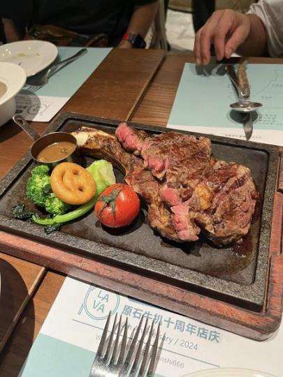 金光華原石牛扒 ¥499/4人餐...