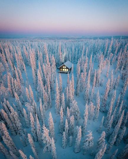 霜雪境地中，獨有的可愛矮房顯得特殊...