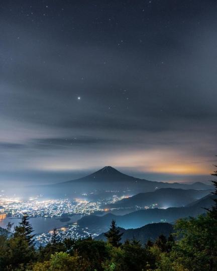 夜晚走上日本的新道峠步道，可以看到浩瀚星空下的富士山...