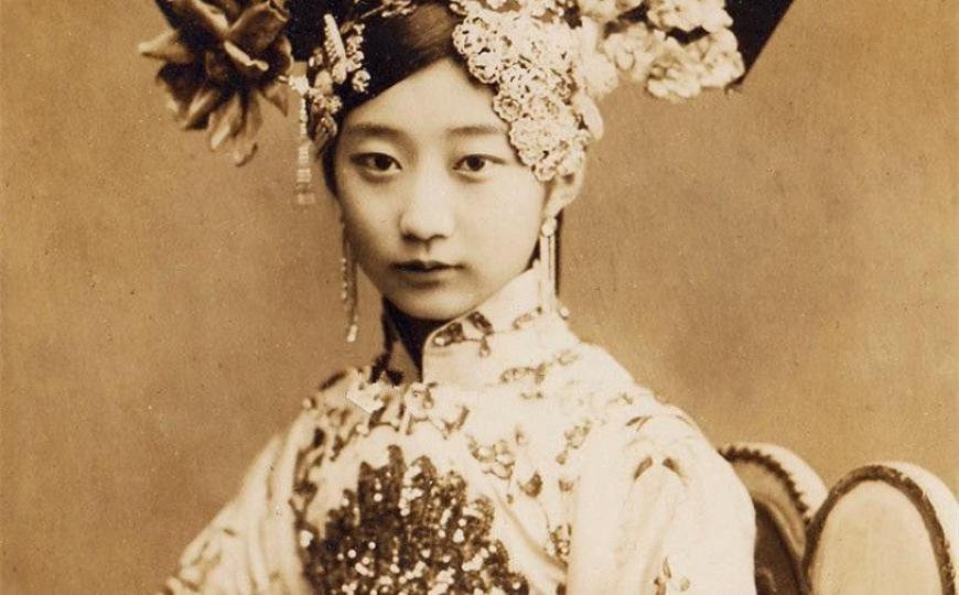 末代格格王敏彤,滿洲鑲黃旗人,原名完顏童記,是婉容皇后的表妹。如今留下的清朝末代畫像和照片中,少見這樣清秀精緻的五官面容,因此她也被譽為末代最美格格。... 末代格格王敏彤,滿洲鑲黃旗人,原名完顏童記,是婉容皇后的表妹。如今留下的清朝末代畫像和照片中,少見這樣清秀精緻的五官面容,因此她也被譽為末代最美格格。...