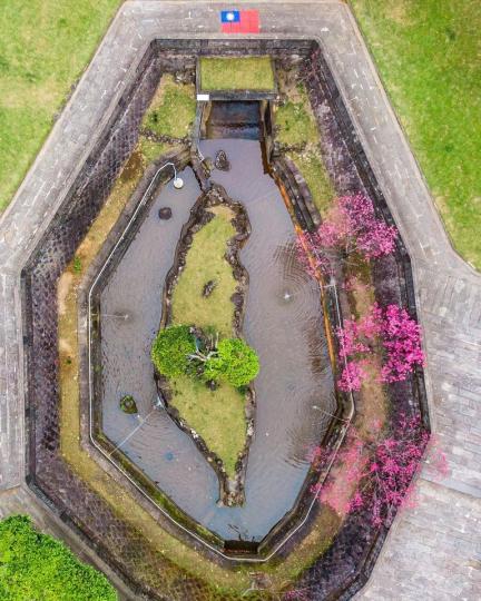 朝聖地北投行天宮裡，有個池小而美的台灣池中島...