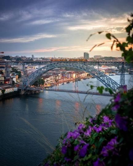 「你看過了許多美景
🎶」但你看過葡萄牙波多的路易一世大橋嗎？連接兩大城市的重要幹道，由高處望過去真的壯觀至極...