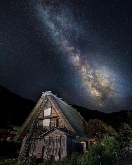 最有童話風的白川郷，晚上可以看到可愛的合掌小屋...