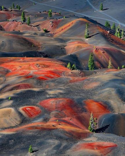 在拉森火山國家公園裡的火紅地表...