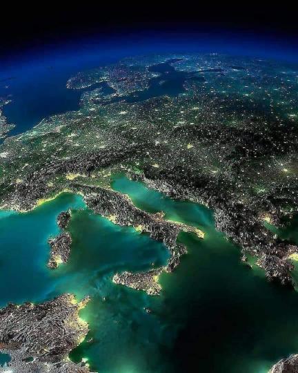 從太空往下看歐洲的陸地照片...