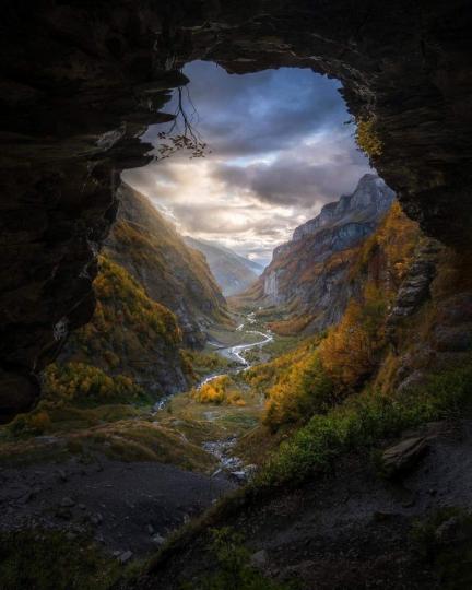 法國阿爾卑斯山脈裡的巨大洞穴...