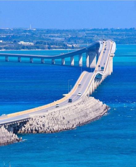 連接兩島「3km壯觀海景大橋」被藍海包圍...