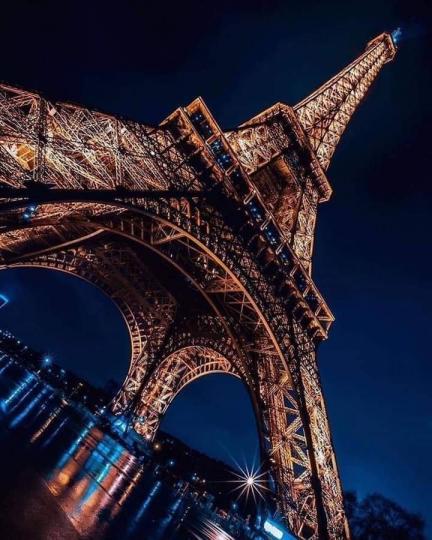 深藍夜空中的巴黎鐵塔閃閃發亮...