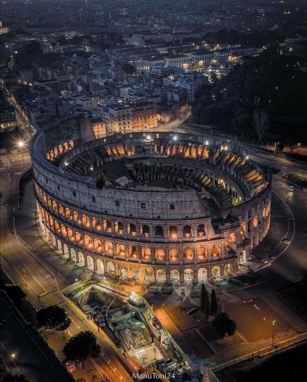 夜色中的羅馬競技場寧靜又壯觀...