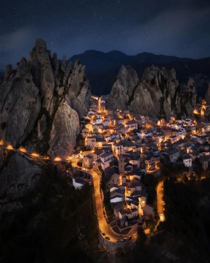 皮耶特拉佩爾托薩夜晚的山城燈光...