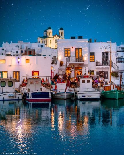 希臘最漂亮可愛港口之一的「納烏薩」...