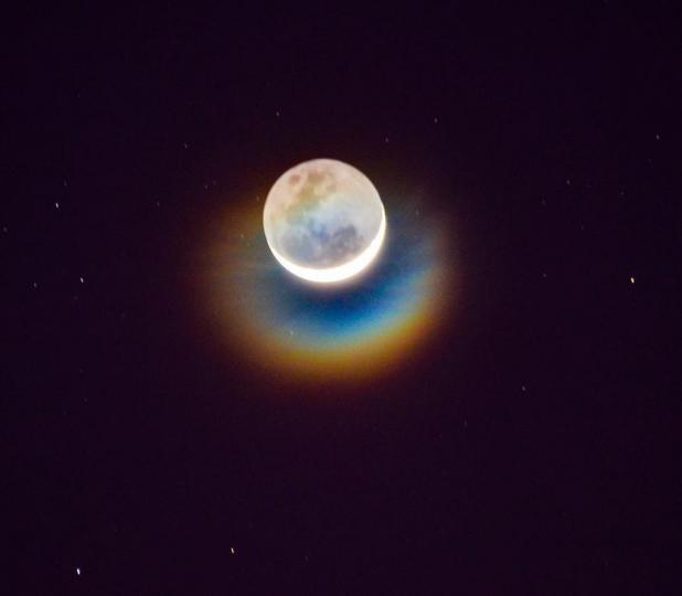 深夜抬頭驚喜看到「月亮被彩虹包圍」超幸運...