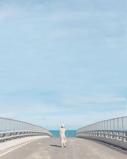 充滿延伸感的蔚藍濱海大橋...