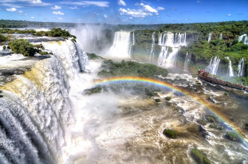 【伊瓜蘇瀑布】
位於巴西和阿根廷邊界的伊瓜蘇瀑布（Iguazu Falls）由275股瀑布和急流組成，8,800多米的寬度讓它榮登世界最寬的瀑布。大小飛瀑形成一個馬蹄型的大瀑布，澎湃的水流於綠樹間奔湧...