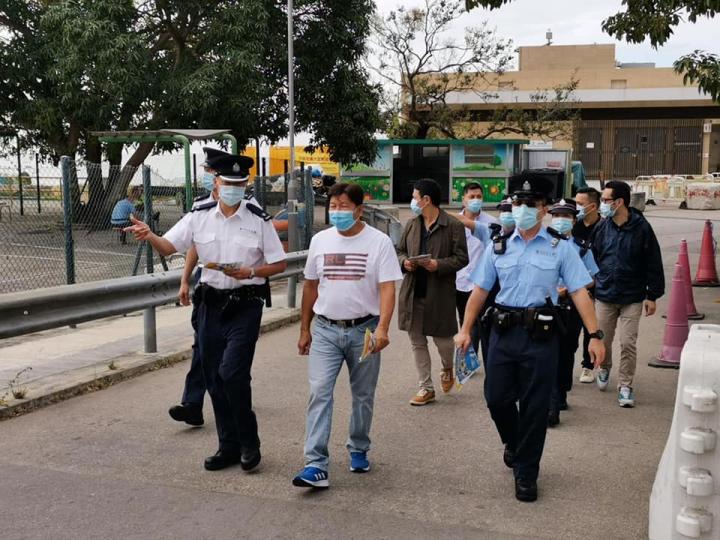 【警民同心 • 撲滅罪行】
上星期日(11月15日)深夜,屯門龍鼓灘村村民發現數名可疑人士,於是馬上致電青山分區特遣隊。警方趕赴現場,並成功拘捕六名非法入境者。
(11月19日),警方與龍鼓灘村村長... 【警民同心 • 撲滅罪行】
上星期日(11月15日)深夜,屯門龍鼓灘村村民發現數名可疑人士,於是馬上致電青山分區特遣隊。警方趕赴現場,並成功拘捕六名非法入境者。
(11月19日),警方與龍鼓灘村村長...