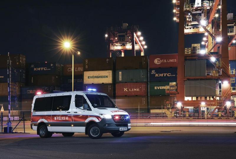 【 警車誌系列 • 基建守護 Benz Sprinter 519 】
遊走於不同的大型基礎設施,Benz Sprinter 519 為警務人員提供強而有力的行動支援,以面對突如其來的挑戰。... 【 警車誌系列 • 基建守護 Benz Sprinter 519 】
遊走於不同的大型基礎設施,Benz Sprinter 519 為警務人員提供強而有力的行動支援,以面對突如其來的挑戰。...