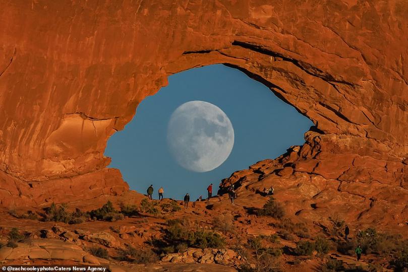 美國攝影師在拱門國家公園拍下了「上帝睜眼」的罕見畫面...