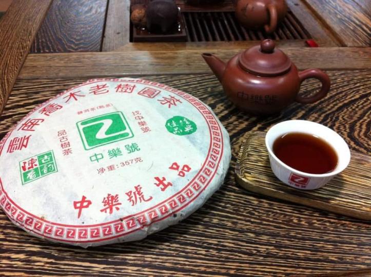 2007喬木老樹圓茶，歷經十三年陳化，带著歲月去感受它的陳味，標準的勐海味，再一次激發內心之中對優質普洱熟茶的向往！...