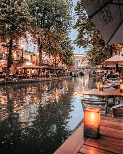 座落河邊的悠閒小店，喝咖啡的同時還能享受傍晚的浪漫燈光，如此慢步調的生活，想必是不少人的夢想...