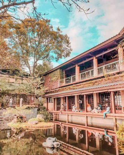 緊鄰池水的京都風建築，其實是隱藏在台灣的浪漫日式餐廳...
