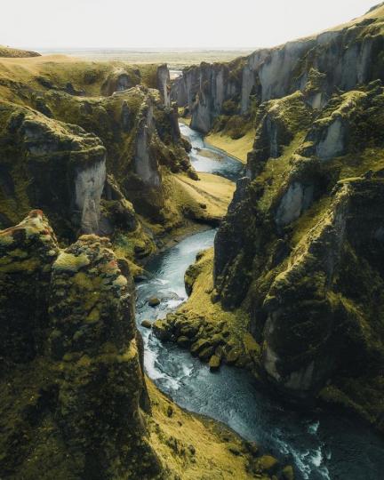 位於冰島的絕美景點「羽毛河峽谷」，深約100米、長約2公里...
