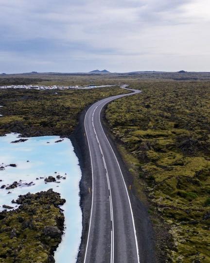 冰島藍湖的美，開車行經就能看到...