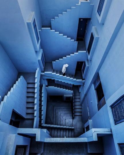 這樣高低起伏的現代公寓階梯迷宮....