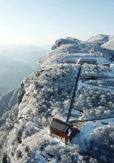 漢中龍頭山海拔2291米，不論春夏秋冬都有著浪漫的色彩，冬天雪花降落更是太夢幻...