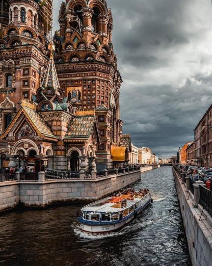 穿梭河道上看著聖彼得堡的一切美好...